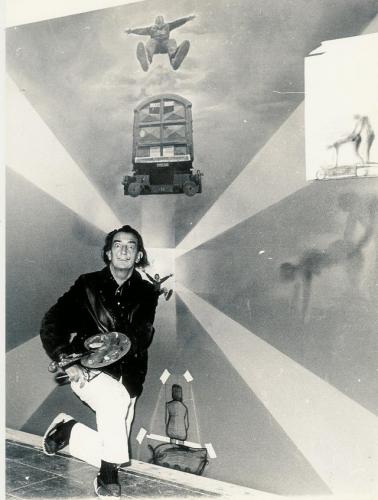 dali-devant-le-tableau-de-la-gare_1_jpg_640x860_q85.jpg