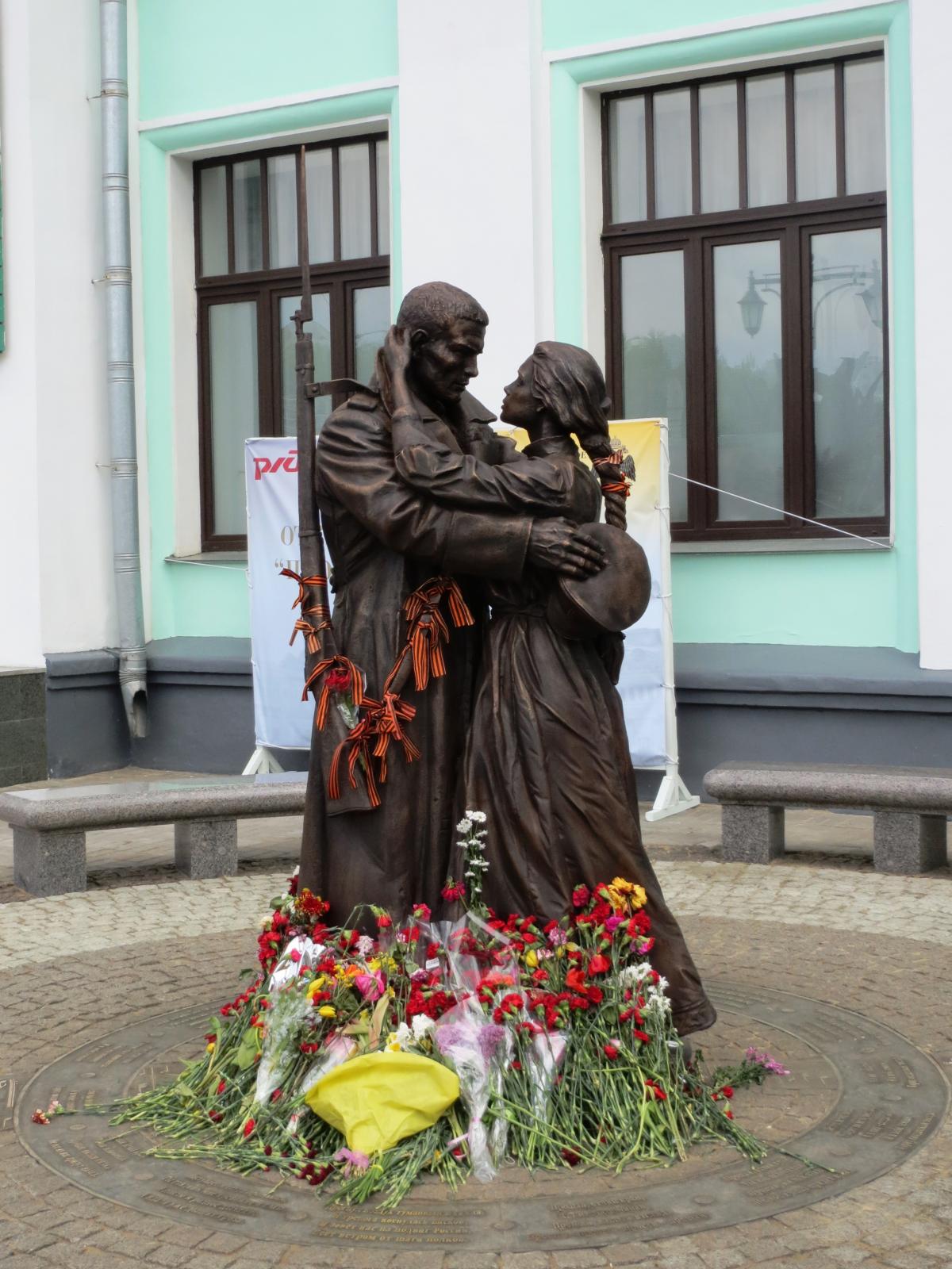 белорусский вокзал памятник прощание славянки