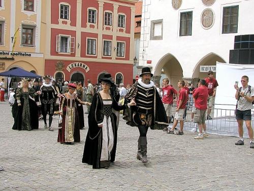 6-prazdnik-pyatilepestkovoj-rozyi-img_b.jpg