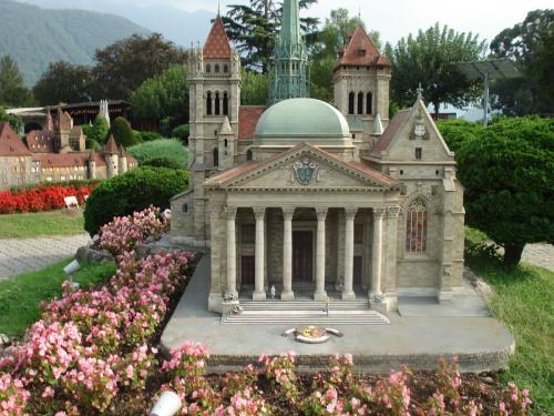 DSC00945 Собор Сен-Пьер.JPG