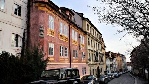 17.11.25_010_ул.Нерудова дом 24_с барельефом Луна и Девой Марией на колонне в центре.JPG