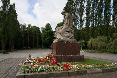 14.05.11_011_Берлин_Трептов парк.JPG