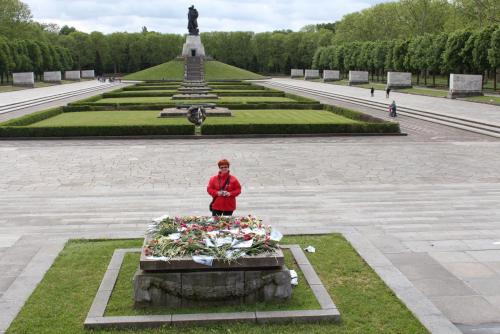 14.05.11_030_Берлин_Трептов парк.JPG