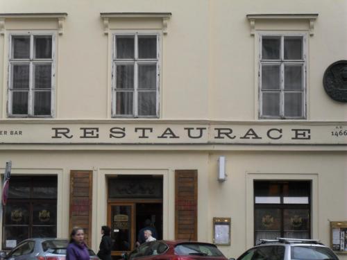 345_11.05.02_Чехия_Прага_ресторан У Медведково.JPG