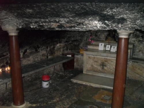 167_10.11.25_13-02_Хайфа_Монастырь Стелла Морис_крипта Св.Елисея.JPG