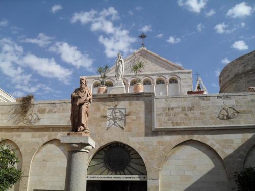 086_10.11.18_13-19_Вифлеем_Церковь Св.Екатерины_статуя Св.Иеронима.JPG