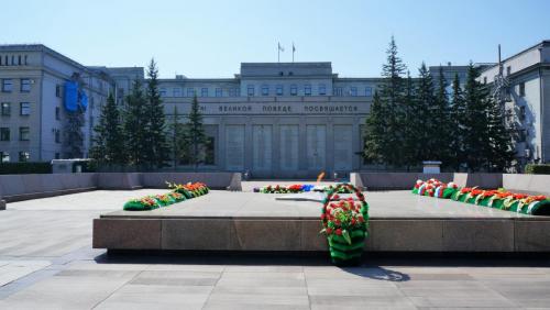 089_Вечный огонь и администрация.JPG