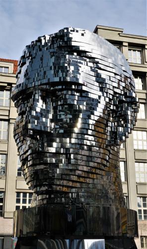 17.11.25_137_Скульптура Голова Франца Кафки_ Давид Черный (у ТЦ Quadrio).JPG