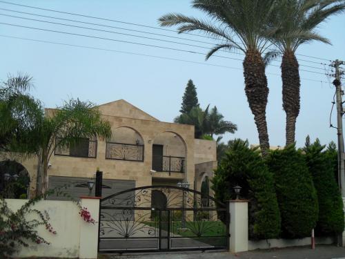 020_10.11.21_07-32_Герцлия_у Форума.JPG