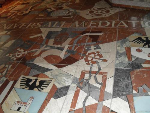 049_10.11.16_12-22_Назарет_Церковь Благовещения_пол.JPG