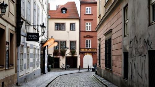 17.11.25_025_ресторан El Centro (Maltezske namesti 293-9).JPG