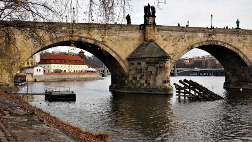 17.11.25_049_Карлов мост, Влтава.JPG