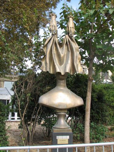 IMG_4914 Париж Муза Александр Бурганов скульптура на Елисейских полях.JPG