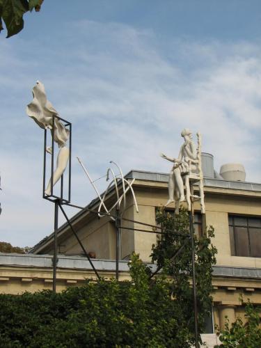 IMG_4915 Париж скульптура на Елисейских полях.JPG