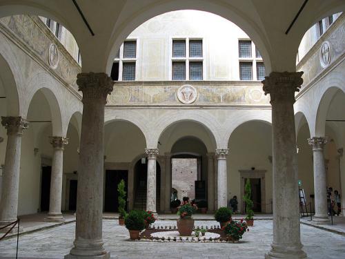 800px-Palazzo_piccolomini_03_cortile.jpg