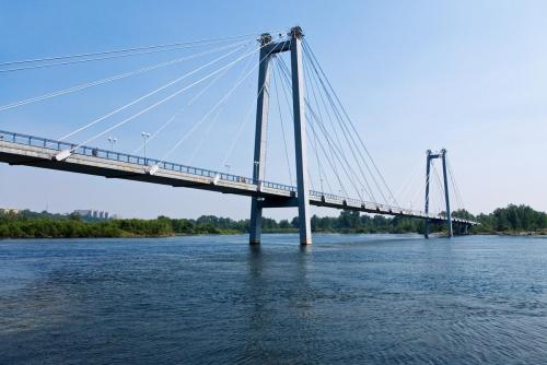 Vantovyjj_most,_the_bridge_in_Krasnoyarsk,_Russia,_view_from_the_left_bank.jpg