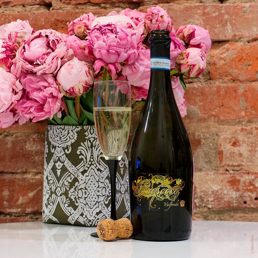 Шампанское и розы 34. Цветы и шампанское. Вино с цветами. Букет с шампанским. Букет цветов и шампанское.