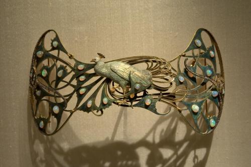 René_Lalique_-_Broche_-_Lissabon_Museu_Calouste_Gulbenkian_21-10-2010_14-01-38.jpg