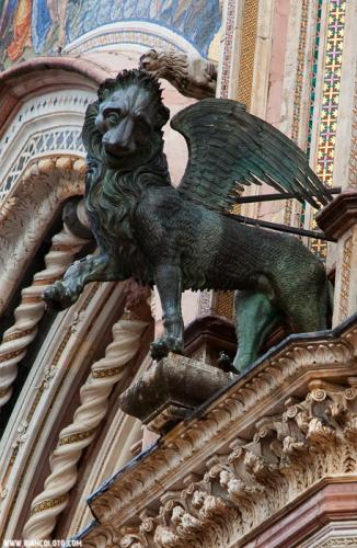 лев на соборе.jpg