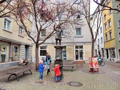 DSCN0630-Фонтан-памятник лицедеям.JPG