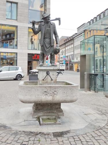 DSCN1024-фонтан со скульптурой винодела Франконии.JPG