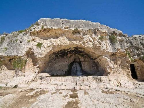 siracusa_grotta_del_ninfeo.jpg