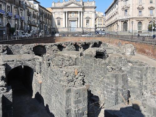 10689336-ruins-on-ancient-roman-amphitheater-in-catania.jpg