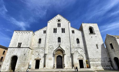 Bari_Basilica_di_San_Nicola-viaggiareinpuglia.jpg