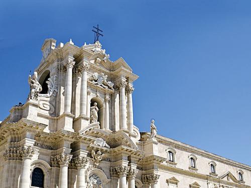 trvl-rt-plane-itcrtsicil-shutterstock_114674596_Cathedral-of-Syracuse--Duomo-di-Siracusa---church-in-Syracuse--Sicily--Italy_m.jpg