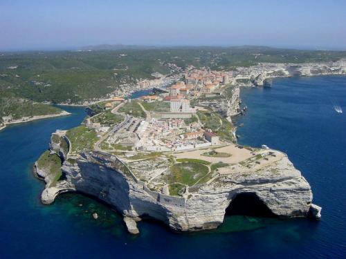 136350514_gorod_bonifacho_korsika_franciya_121.jpg