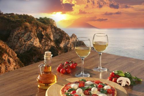Italy-Calabria_coast_with_Italian_pizza_and_glasses_of_wine-thinkstockphotos.com-iStock-____extravagantni.jpg