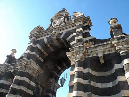 Monumento-a-Catania-Porta-Garibaldi1.jpg