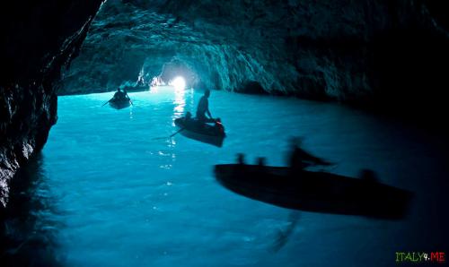 golyboi-grot-glavnaja-dostoprimechatelnost-ostrova-kapri.jpg