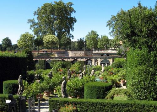 lucca-palazzo-pfanner-giardino_2402297_l1.jpg