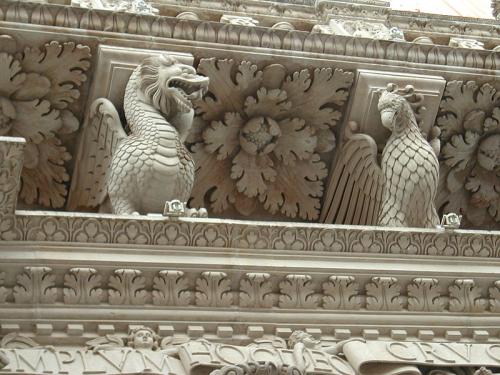 800px-Lecce_particolari_facciata1.jpg