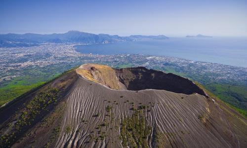 mount-vesuvius-118385602.jpg