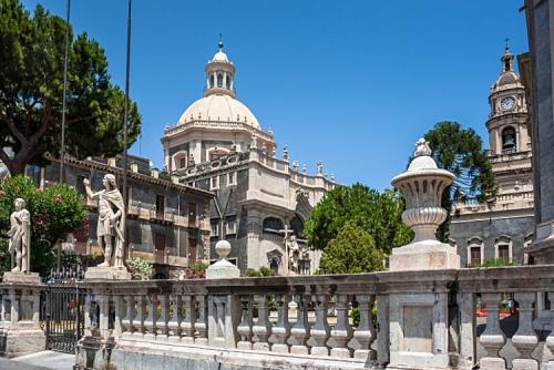 piazza_del_duomo_and_cathedral_of_santa_agatha_in_catania-750x500.jpg