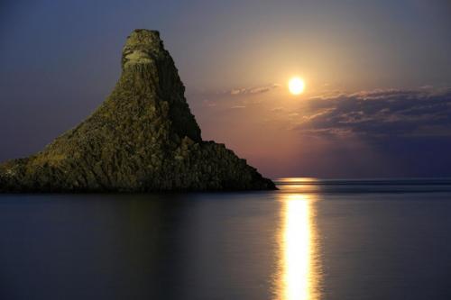 World___Italy_Moonlight_over_the_sea_off_the_island_of_Sicily__Italy_065121_.jpg