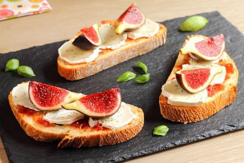 Bruschetta-with-figsgoat-cheese-and-caramelized-tomatoes-600x400.jpg