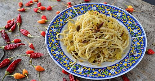 pasta-con-acciughe-e-mollica-ricetta-siciliana-7-1024x537.jpg