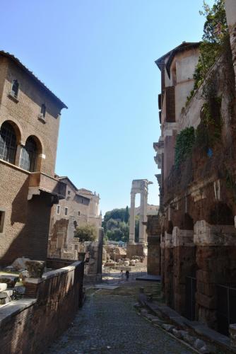 Выход из портика Октавиана к театру Марцелла.JPG