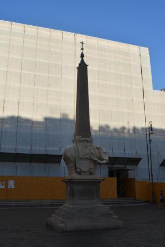 Слоник перед базиликой на площади Делла-Минерва.JPG