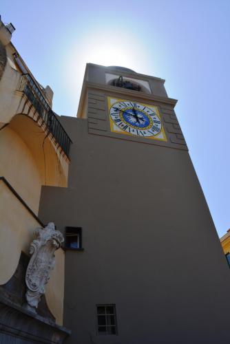 на площадь Умберто1 (Пьяццелла)  Часовая Башня,(Башня Оролоджо)..JPG