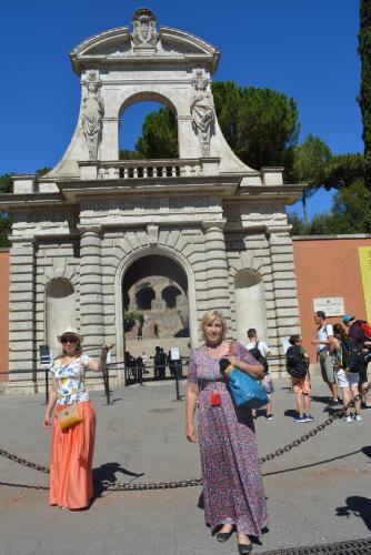 главные врота Farnesiani Орти.JPG