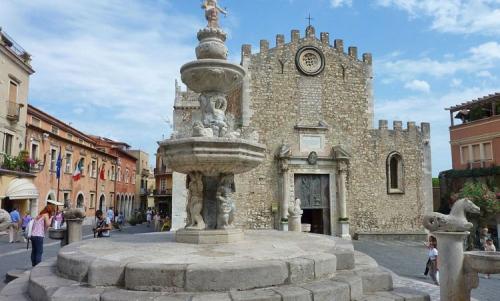 площадь Дуомно с собором и фонтаном.jpg