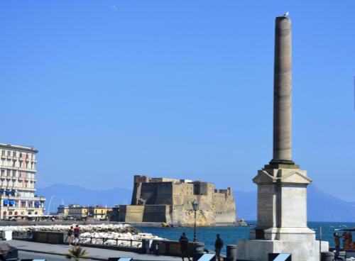 Кастель-дель-Ово замок Яйца.JPG