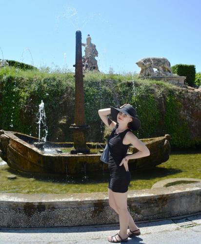 Фонтан Ла Рометта-посвящен Риму.JPG