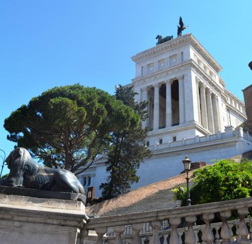 лев у лестницы Микеланджело.JPG