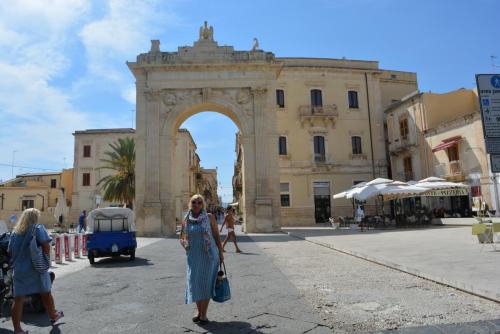 Королевские ворота в старый город 19 век.JPG