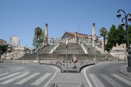 Escalier_de_la_gare_Marseille-Saint-Charles.jpg